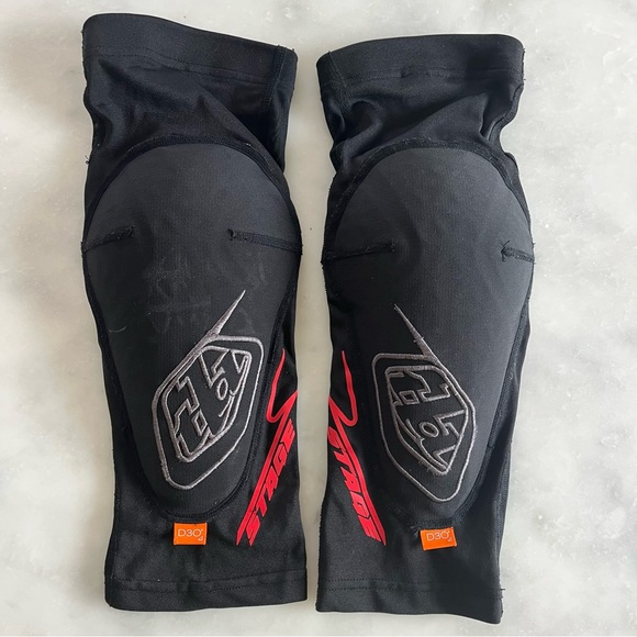 Troy Lee Designs Stage Knee Guard. R&L. XS/S - Picture 1 of 5